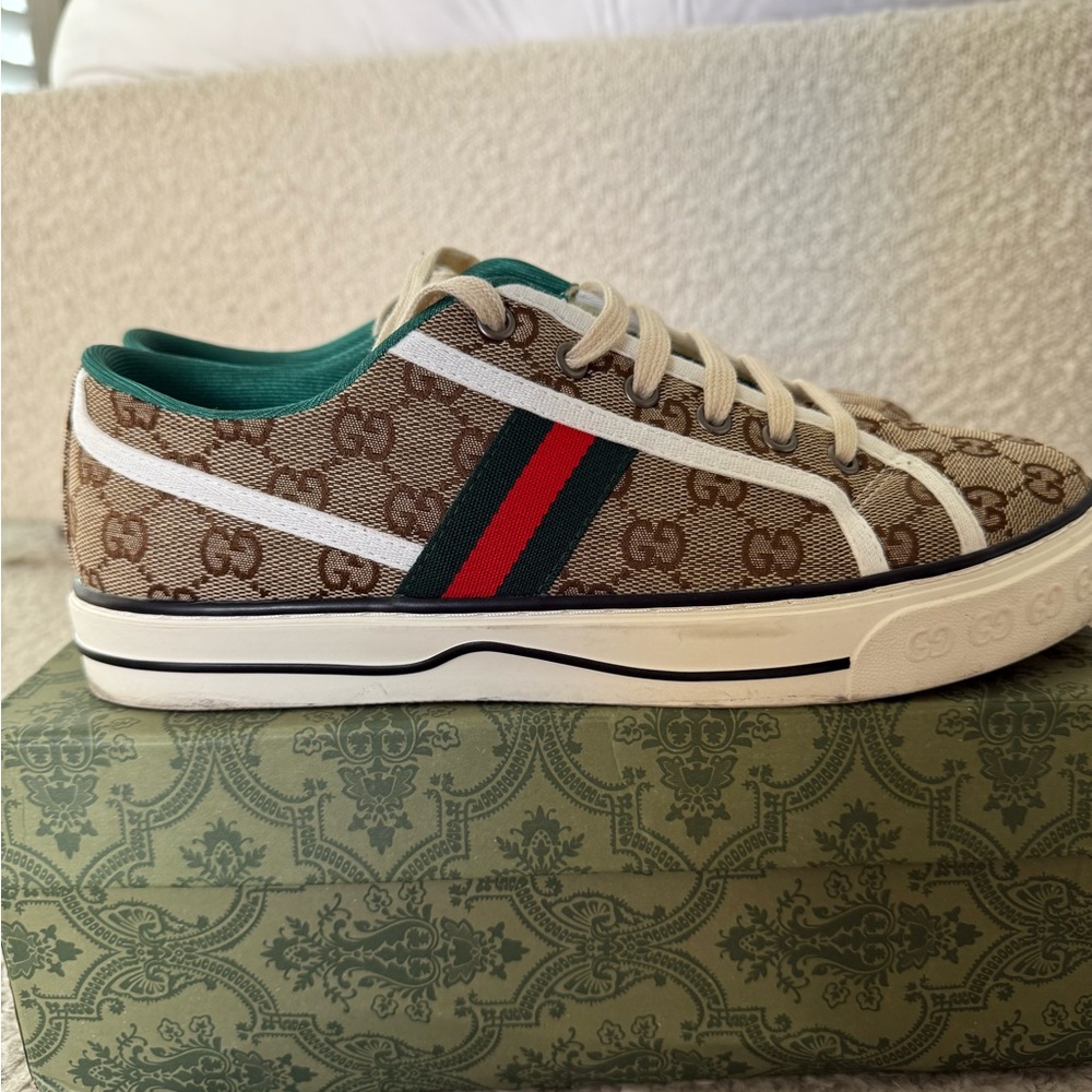 Like new Gucci tennis shoe